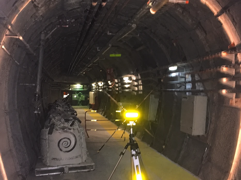 Tunnel souterrain de maintenance ferroviaire ou métro, éclairé artificiellement