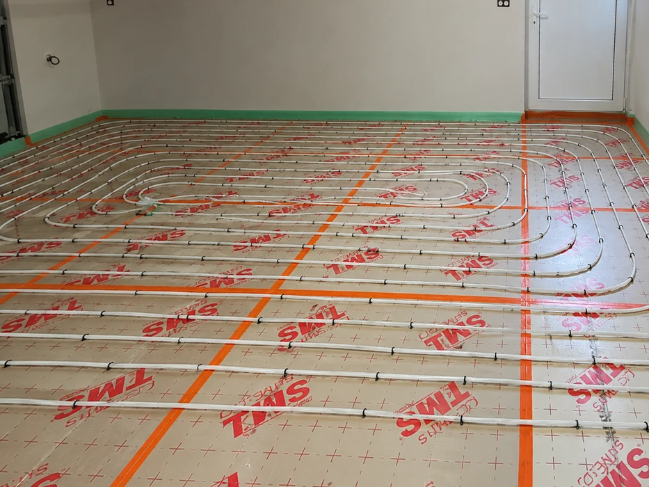 Installation de plancher chauffant hydraulique en cours, vue intérieure