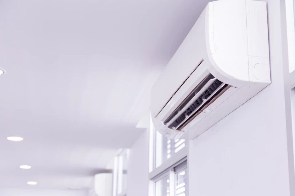 Intérieur moderne avec système de climatisation murale installé